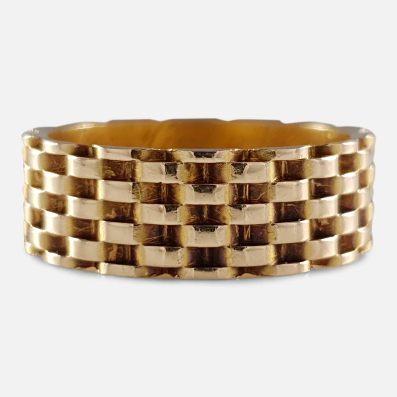 focused on the antique gold ring design