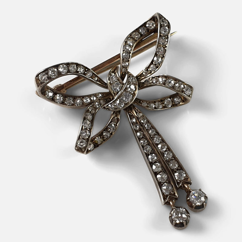 the brooch viewed from the front and diagonally