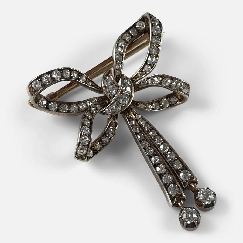 the brooch viewed from the front and diagonally
