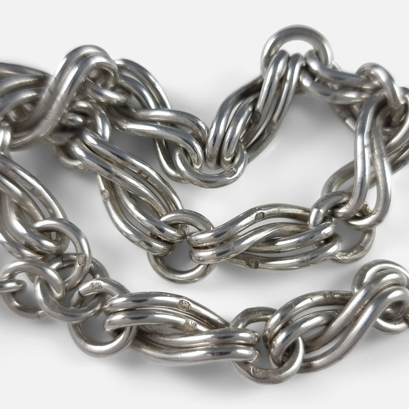 focused in on a number of the chain links