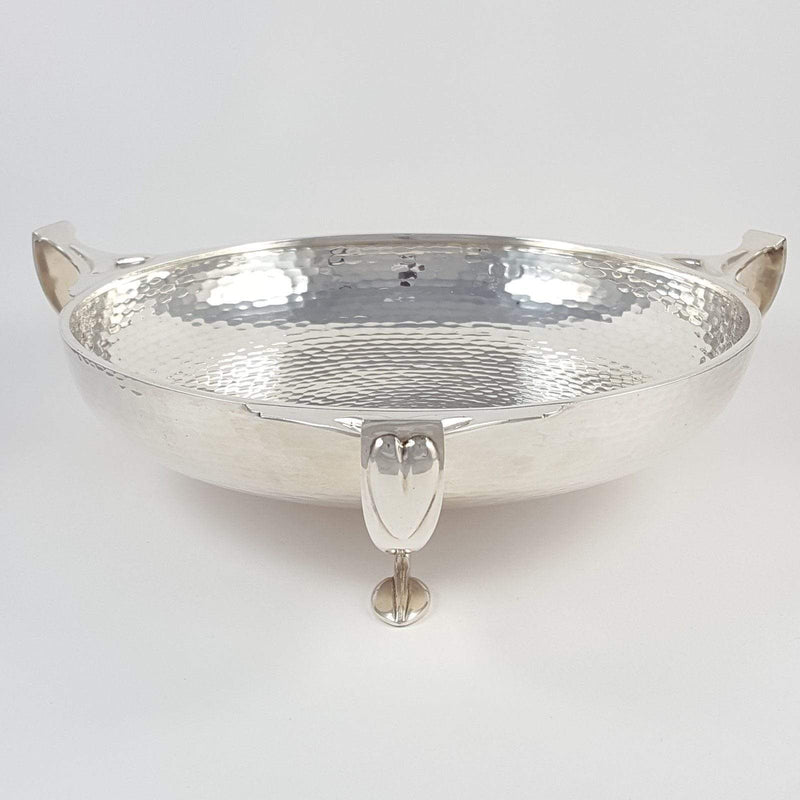 the bowl with handle to forefront